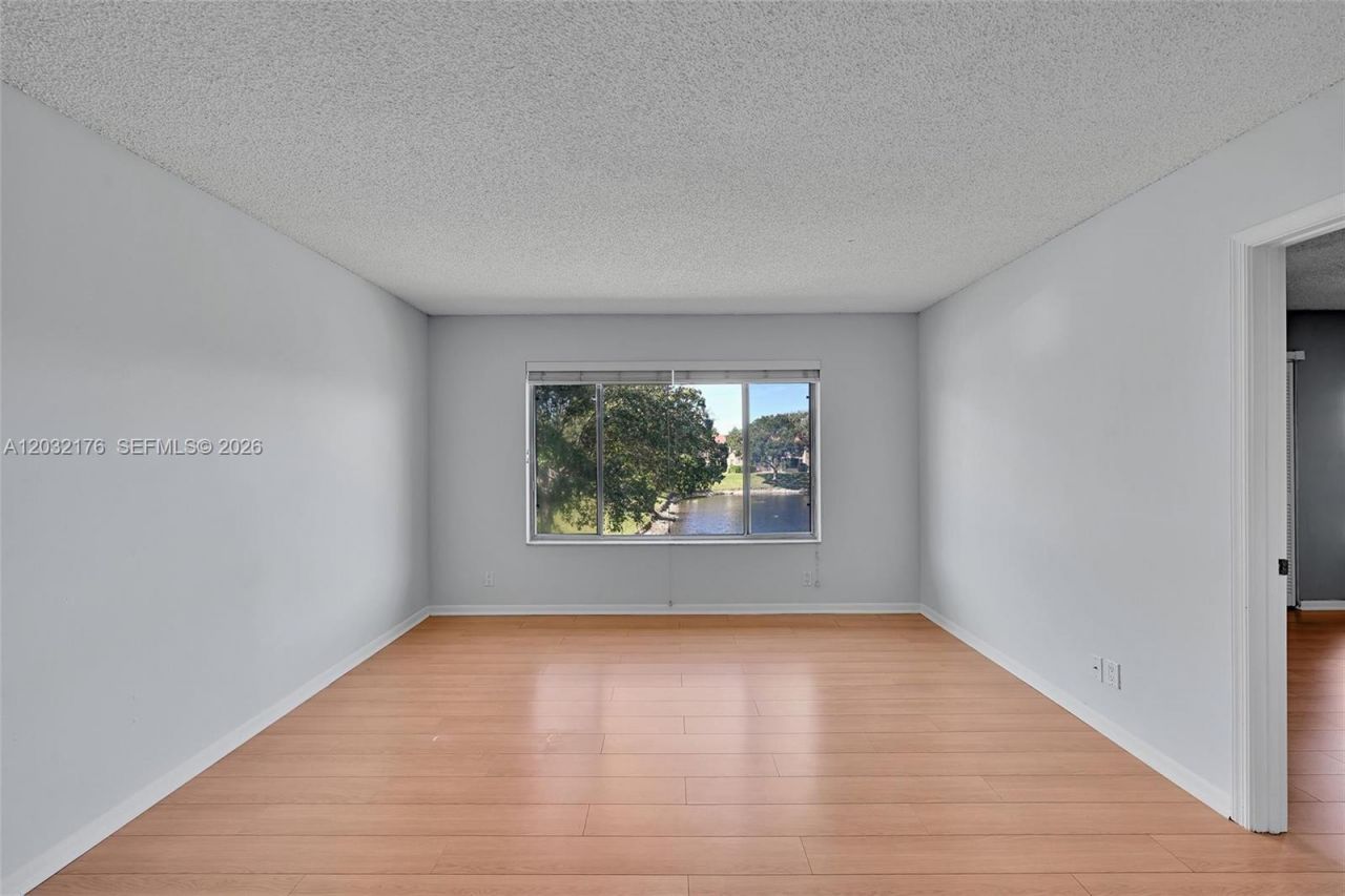 906 Twin Lakes Dr, Unit 8-J, Coral Springs, FL 33071 Photo