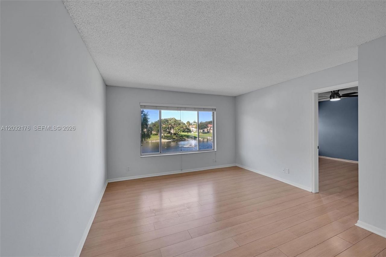 906 Twin Lakes Dr, Unit 8-J, Coral Springs, FL 33071 Photo