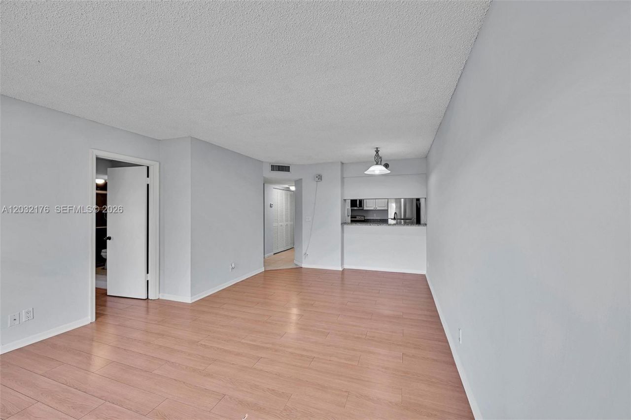 906 Twin Lakes Dr, Unit 8-J, Coral Springs, FL 33071 Photo