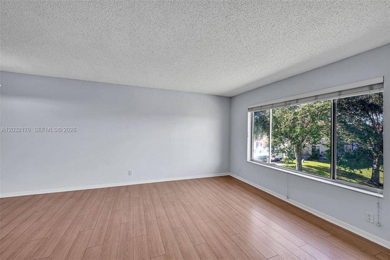 906 Twin Lakes Dr, Unit 8-J, Coral Springs, FL 33071 Photo