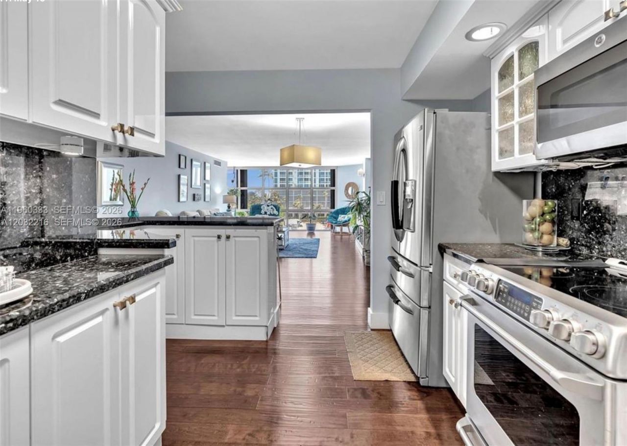 6423 Collins Ave , Unit 409, Miami Beach, FL 33141 Photo