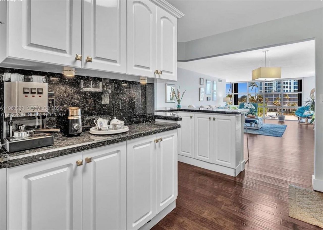 6423 Collins Ave , Unit 409, Miami Beach, FL 33141 Photo