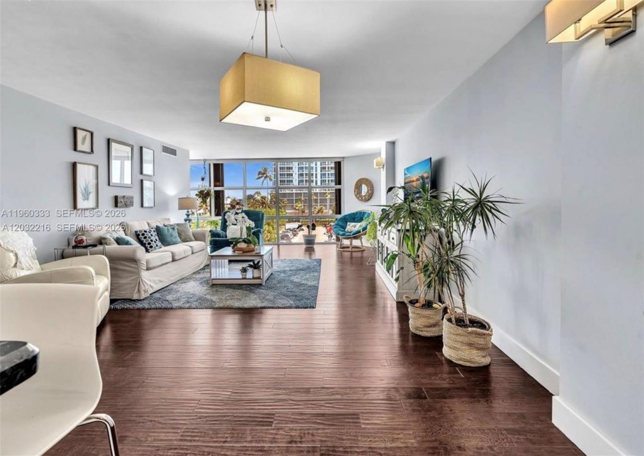 6423 Collins Ave , Unit 409, Miami Beach, FL 33141 Photo