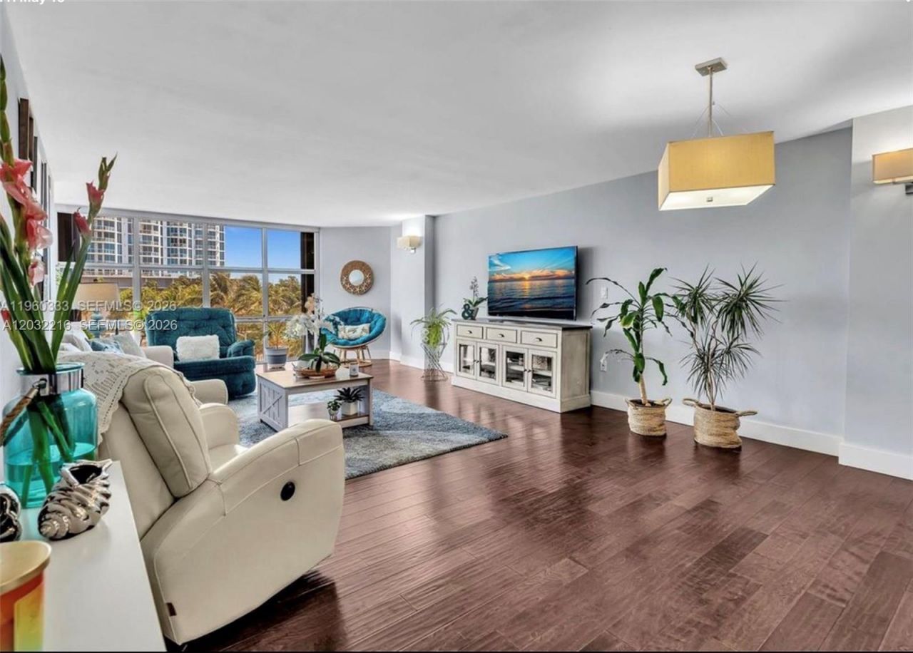 6423 Collins Ave , Unit 409, Miami Beach, FL 33141 Photo