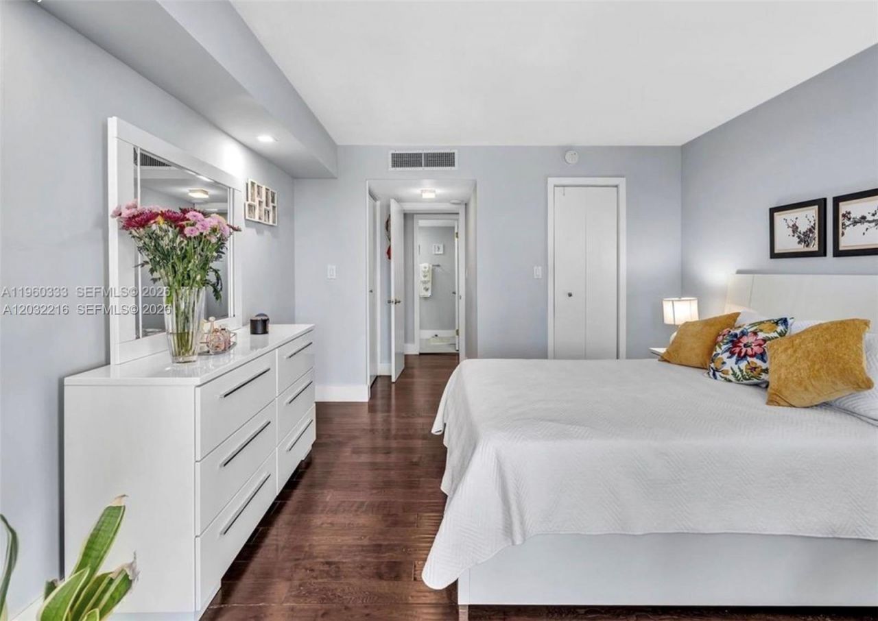 6423 Collins Ave , Unit 409, Miami Beach, FL 33141 Photo