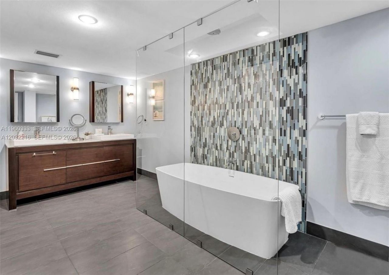 6423 Collins Ave , Unit 409, Miami Beach, FL 33141 Photo