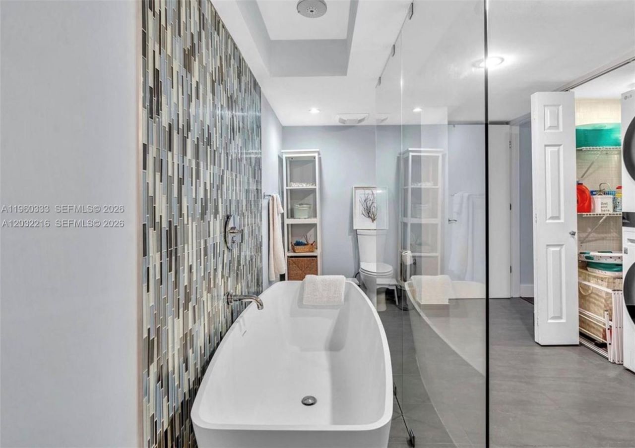 6423 Collins Ave , Unit 409, Miami Beach, FL 33141 Photo