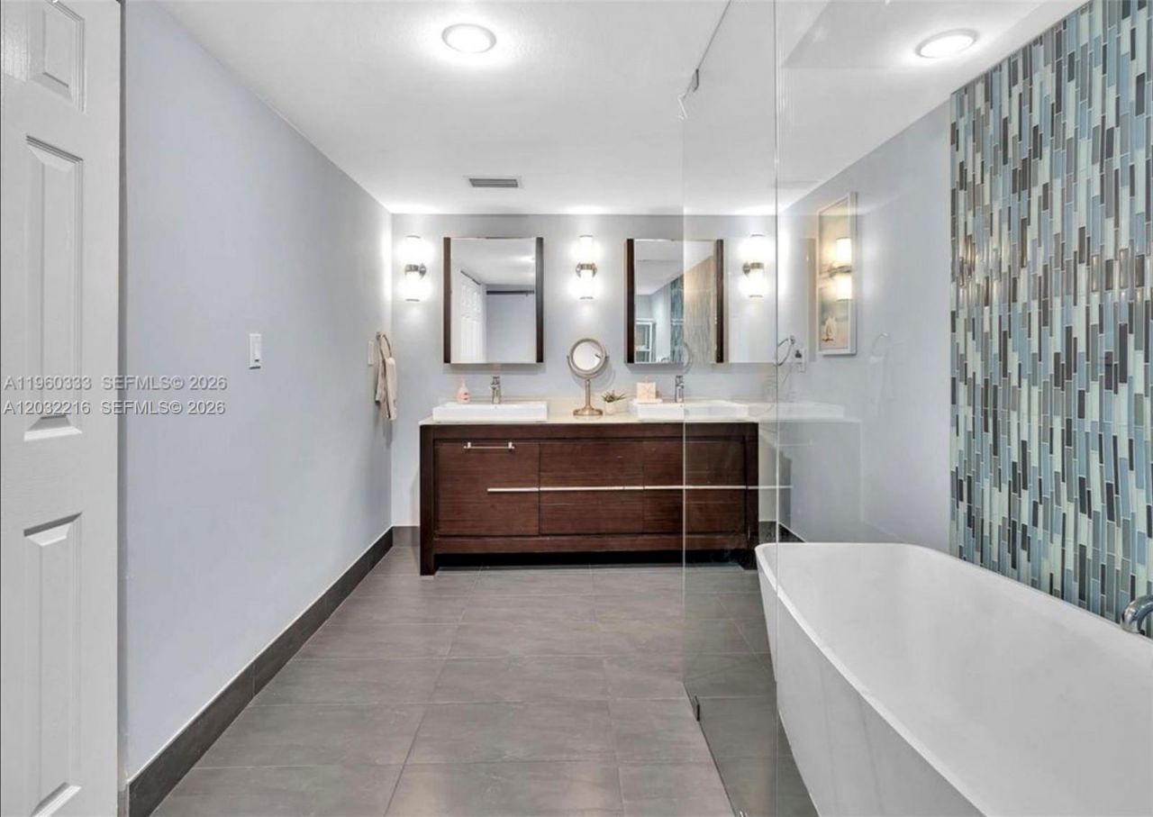6423 Collins Ave , Unit 409, Miami Beach, FL 33141 Photo
