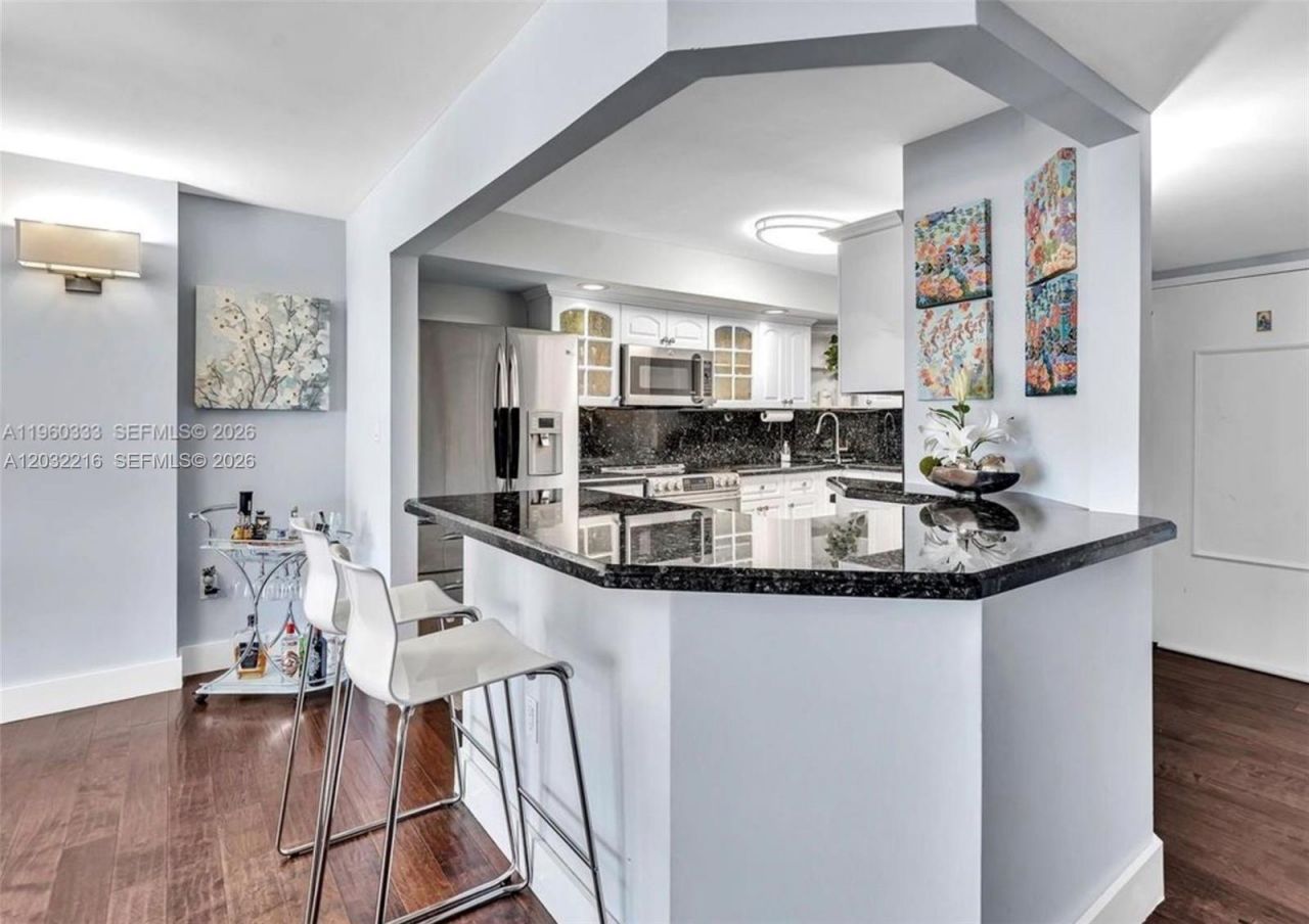 6423 Collins Ave , Unit 409, Miami Beach, FL 33141 Photo