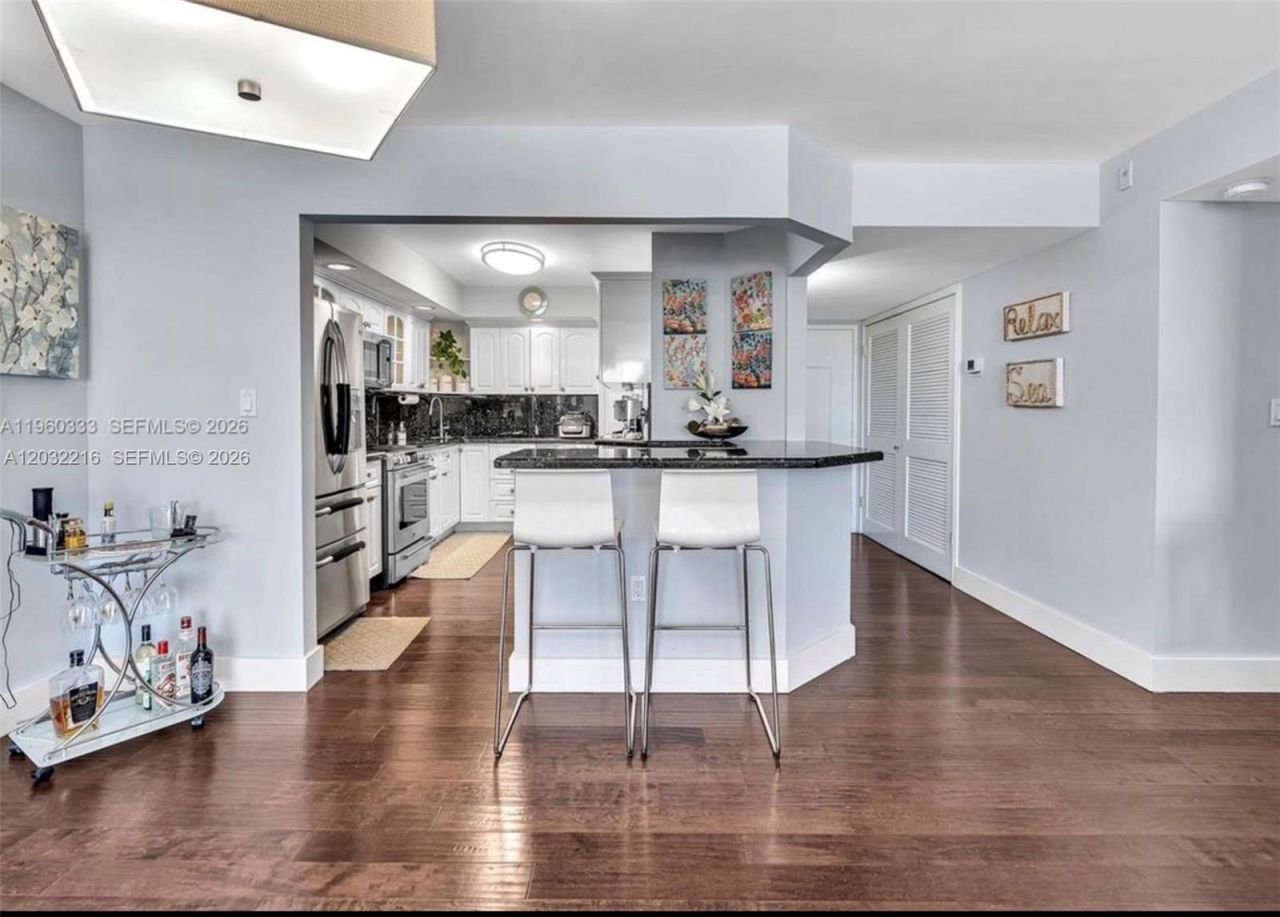 6423 Collins Ave , Unit 409, Miami Beach, FL 33141 Photo
