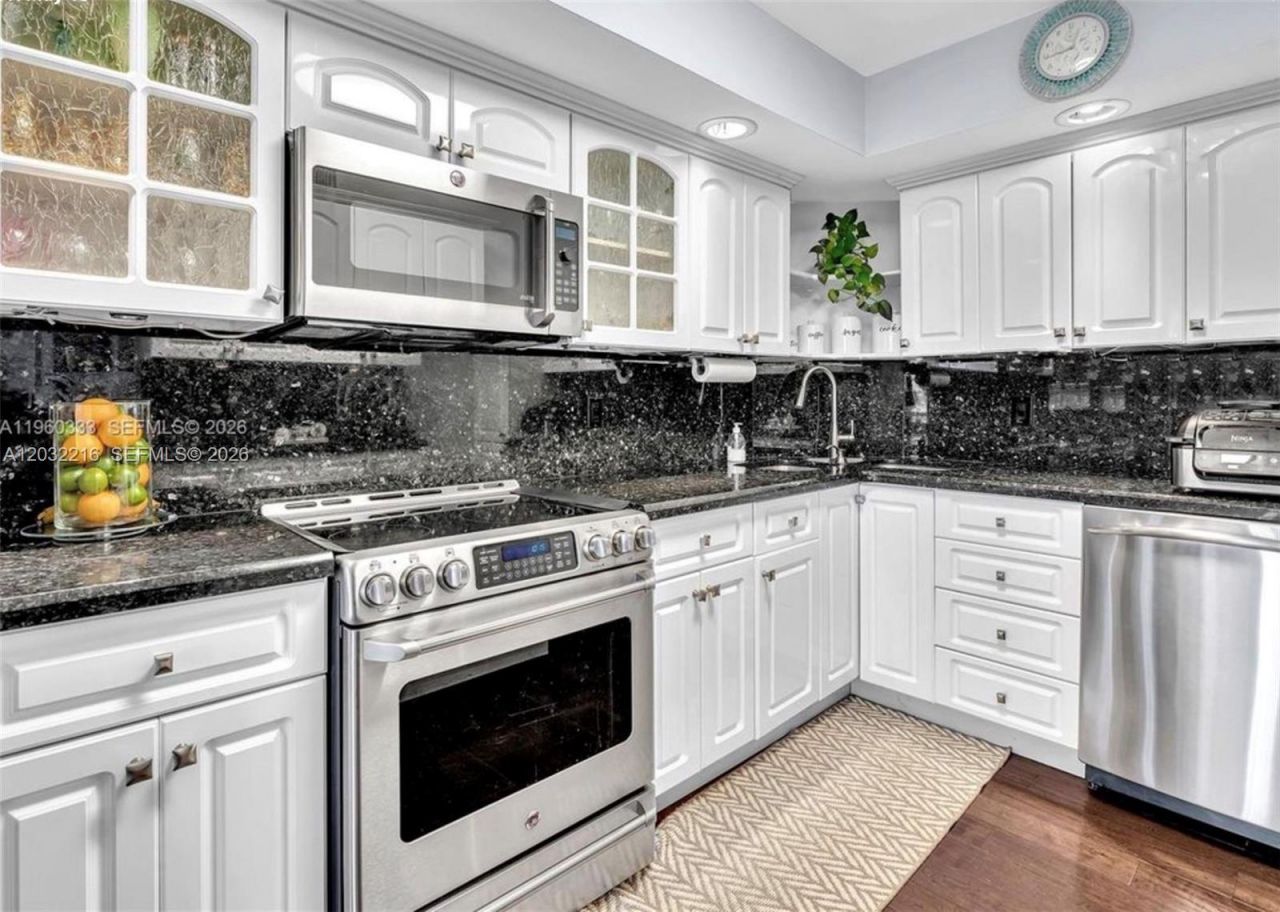 6423 Collins Ave , Unit 409, Miami Beach, FL 33141 Photo