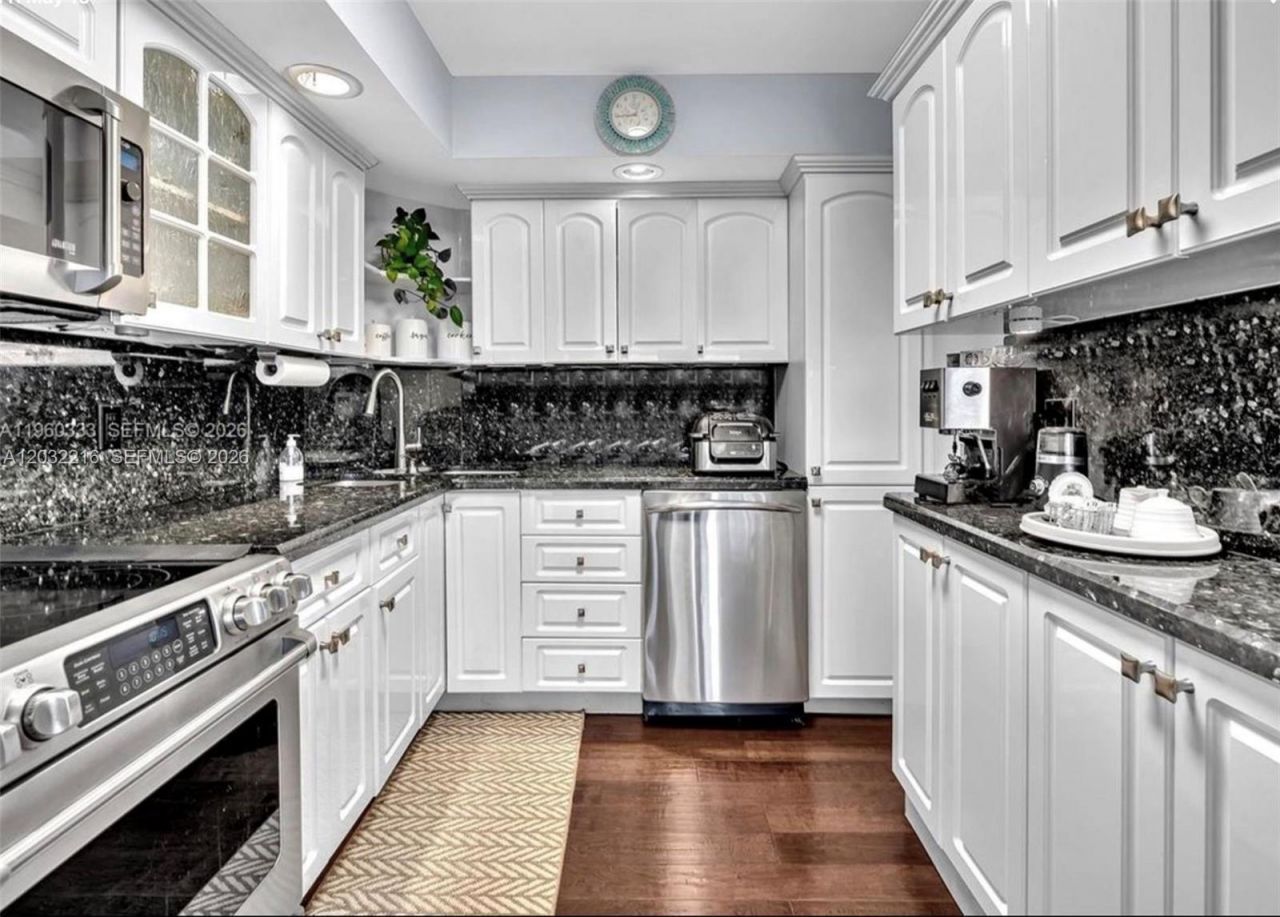 6423 Collins Ave , Unit 409, Miami Beach, FL 33141 Photo