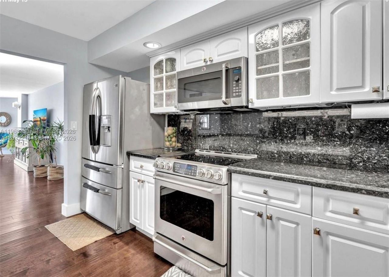 6423 Collins Ave , Unit 409, Miami Beach, FL 33141 Photo