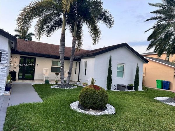 9571 NW 52nd St , Sunrise, FL 33351