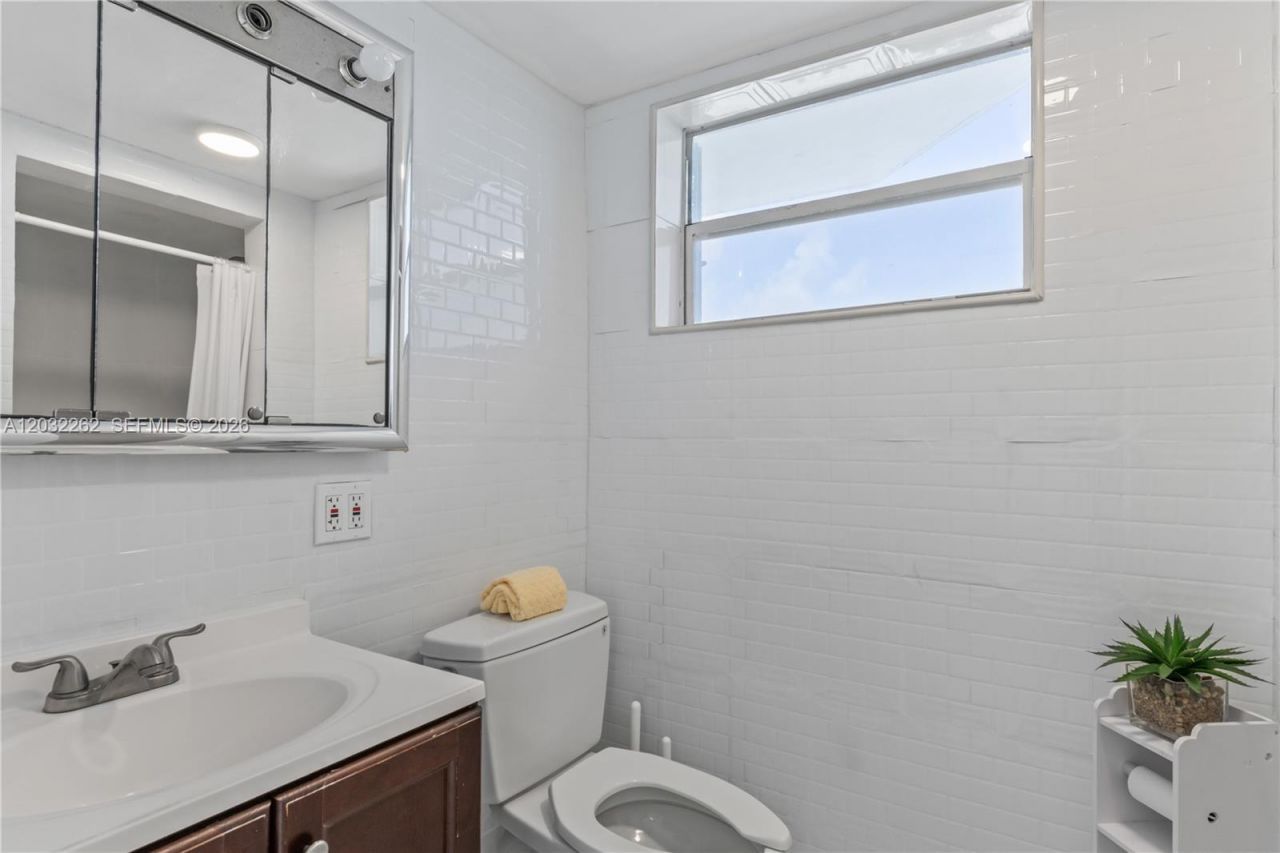 7933 E West Dr, Unit 1025, North Bay Village, FL 33141 Photo