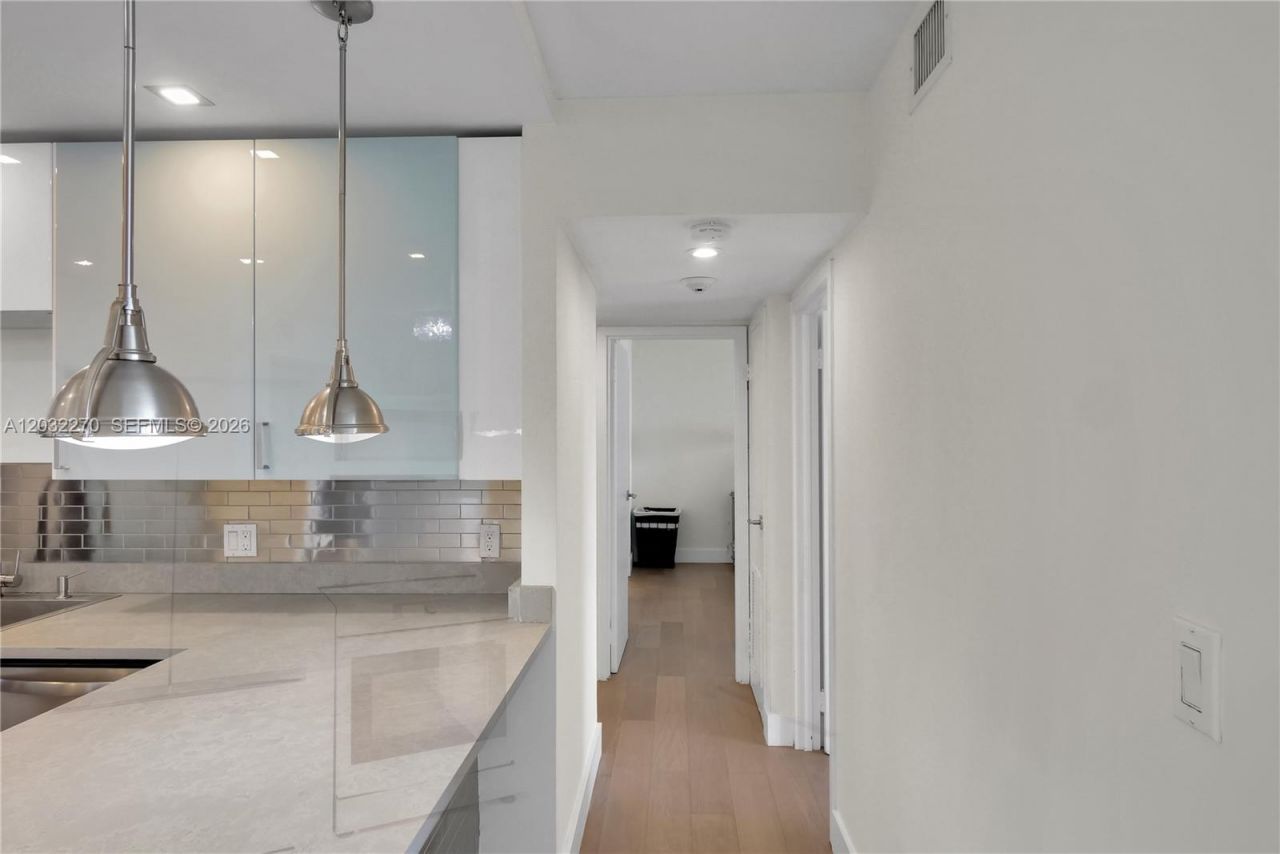 100 Bayview Dr , Unit 1008, Sunny Isles Beach, FL 33160 Photo