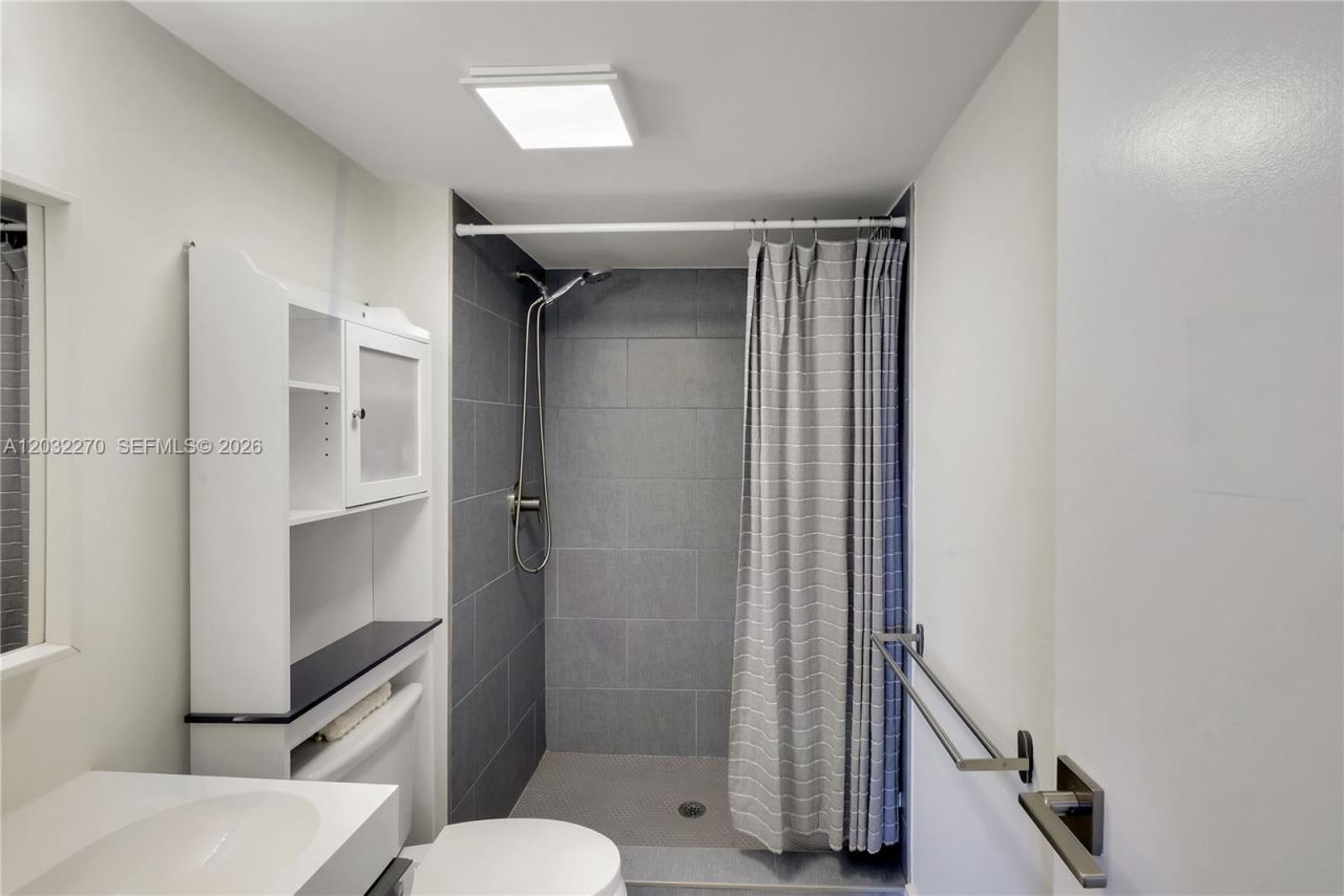 100 Bayview Dr , Unit 1008, Sunny Isles Beach, FL 33160 Photo