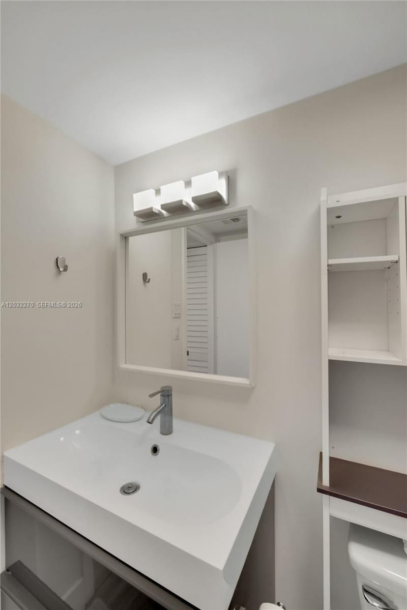 100 Bayview Dr , Unit 1008, Sunny Isles Beach, FL 33160 Photo