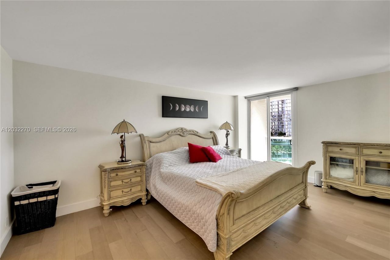 100 Bayview Dr , Unit 1008, Sunny Isles Beach, FL 33160 Photo