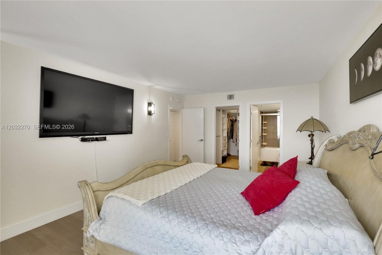 100 Bayview Dr , Unit 1008, Sunny Isles Beach, FL 33160 Photo