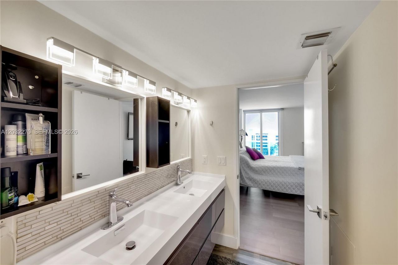100 Bayview Dr , Unit 1008, Sunny Isles Beach, FL 33160 Photo