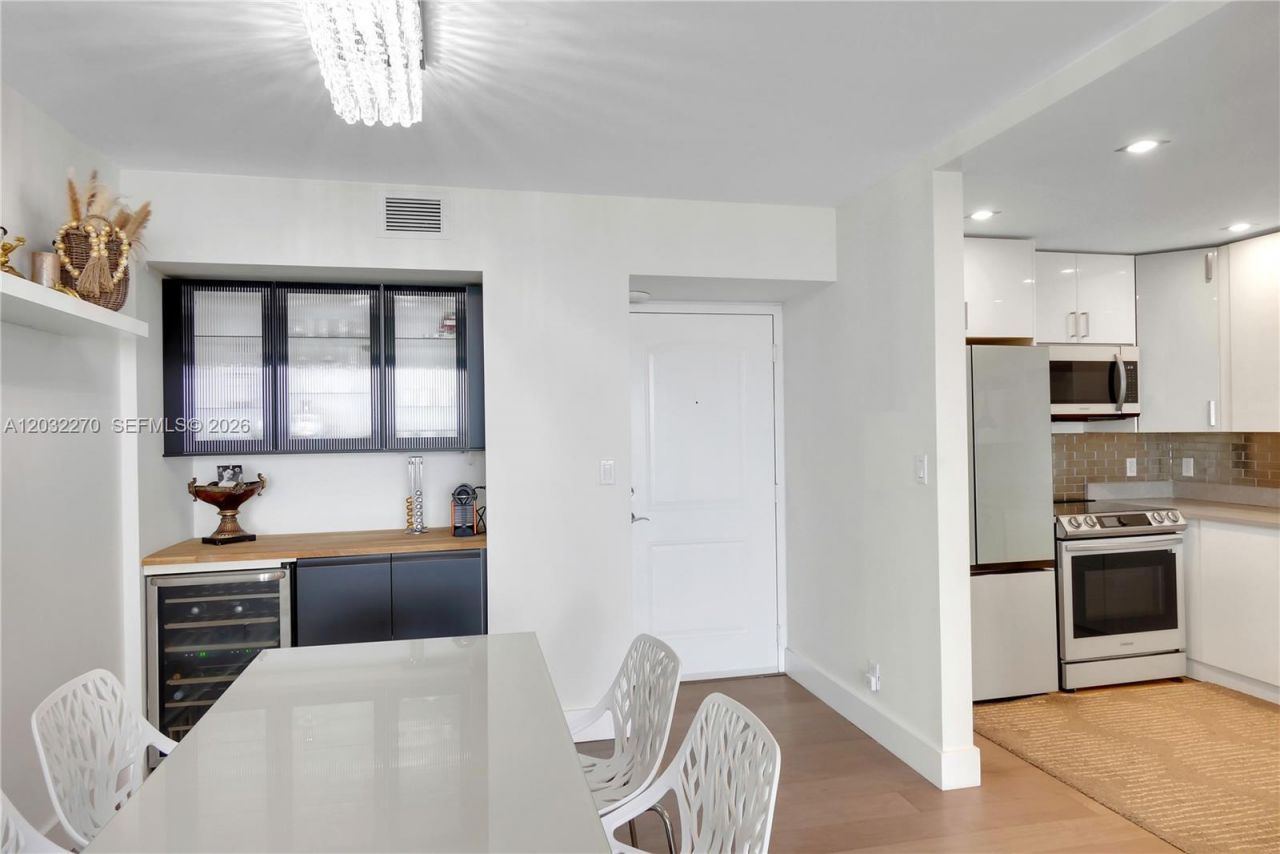 100 Bayview Dr , Unit 1008, Sunny Isles Beach, FL 33160 Photo