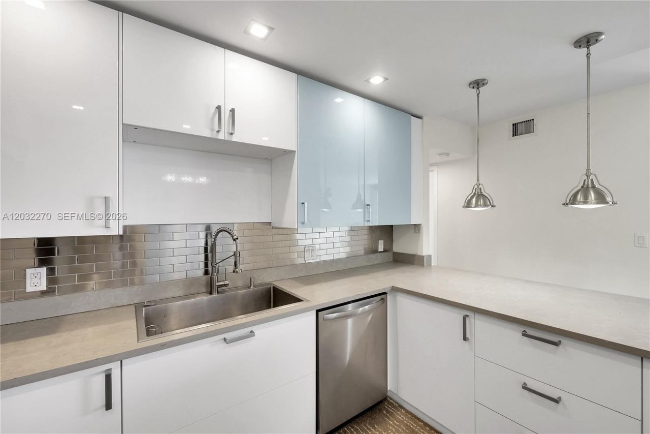 100 Bayview Dr , Unit 1008, Sunny Isles Beach, FL 33160 Photo
