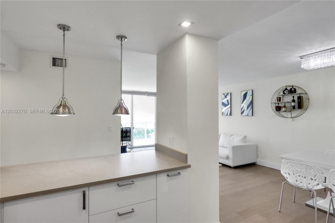 100 Bayview Dr , Unit 1008, Sunny Isles Beach, FL 33160 Photo