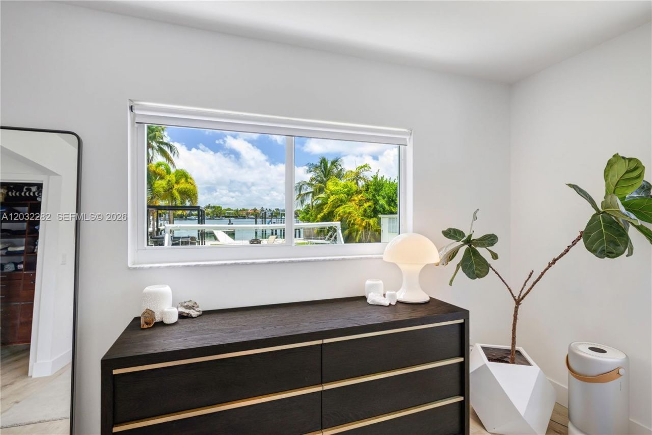 930 Stillwater Dr , Miami Beach, FL 33141 Photo