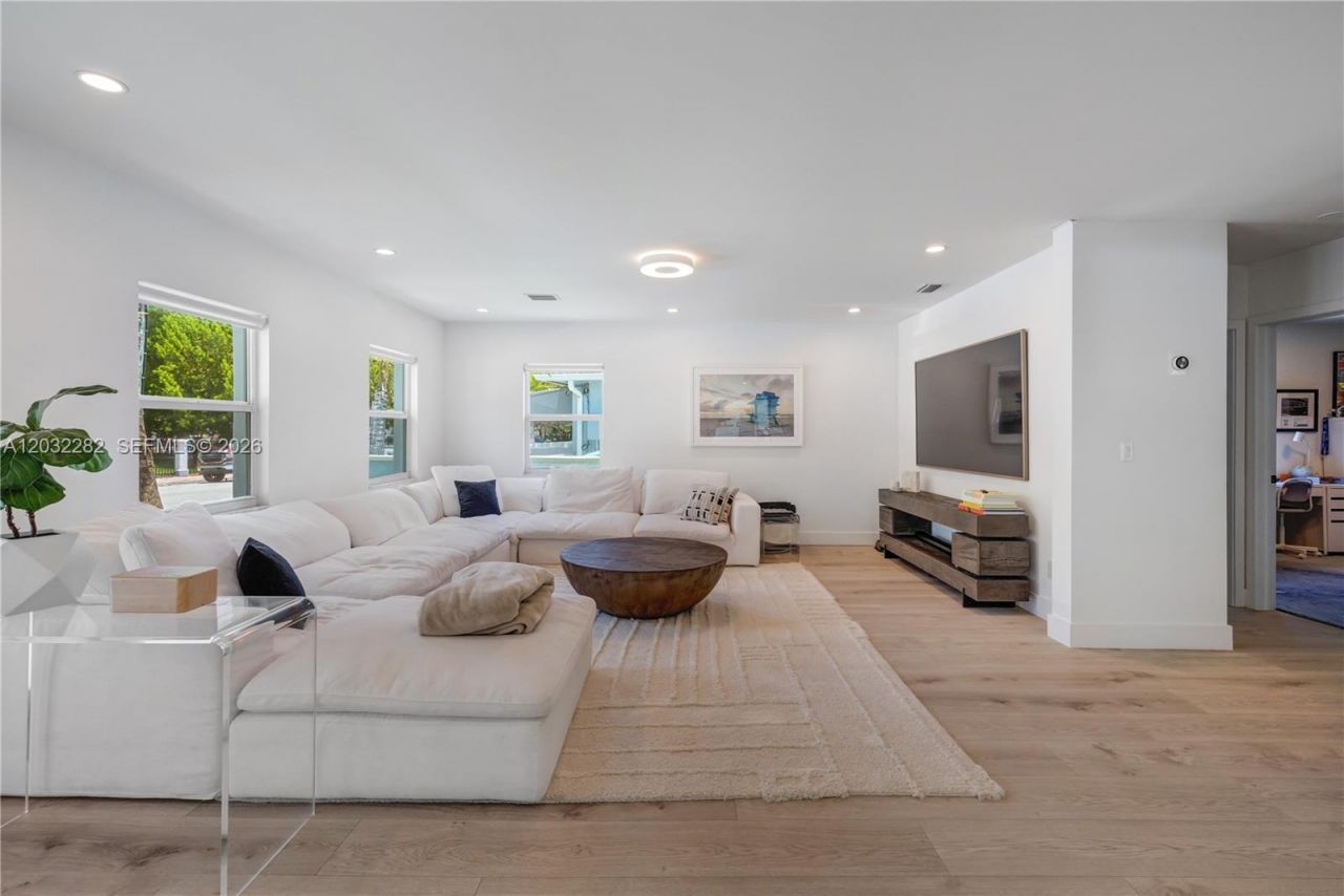 930 Stillwater Dr , Miami Beach, FL 33141 Photo