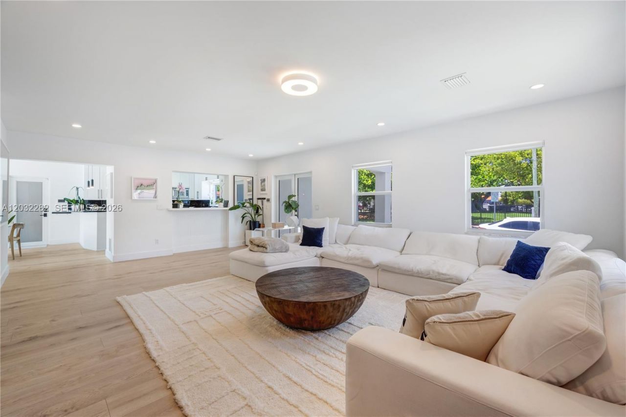 930 Stillwater Dr , Miami Beach, FL 33141 Photo