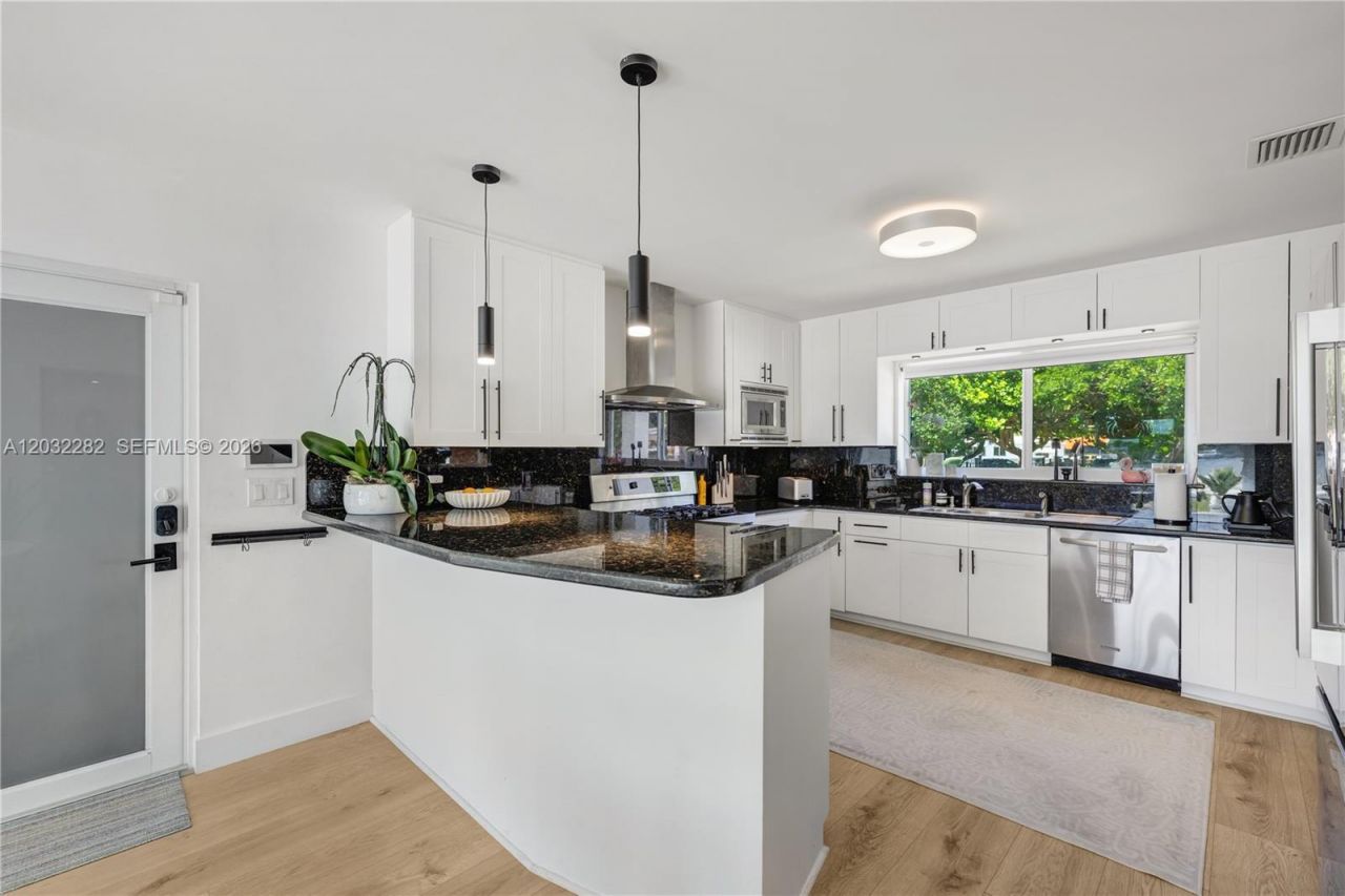 930 Stillwater Dr , Miami Beach, FL 33141 Photo