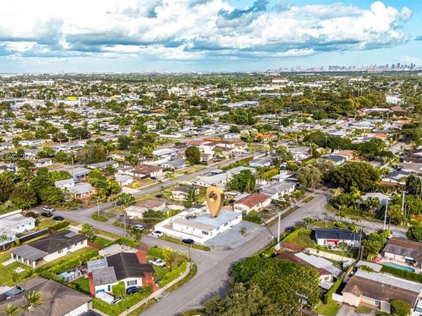 9365 SW 44th St , Miami, FL 33165