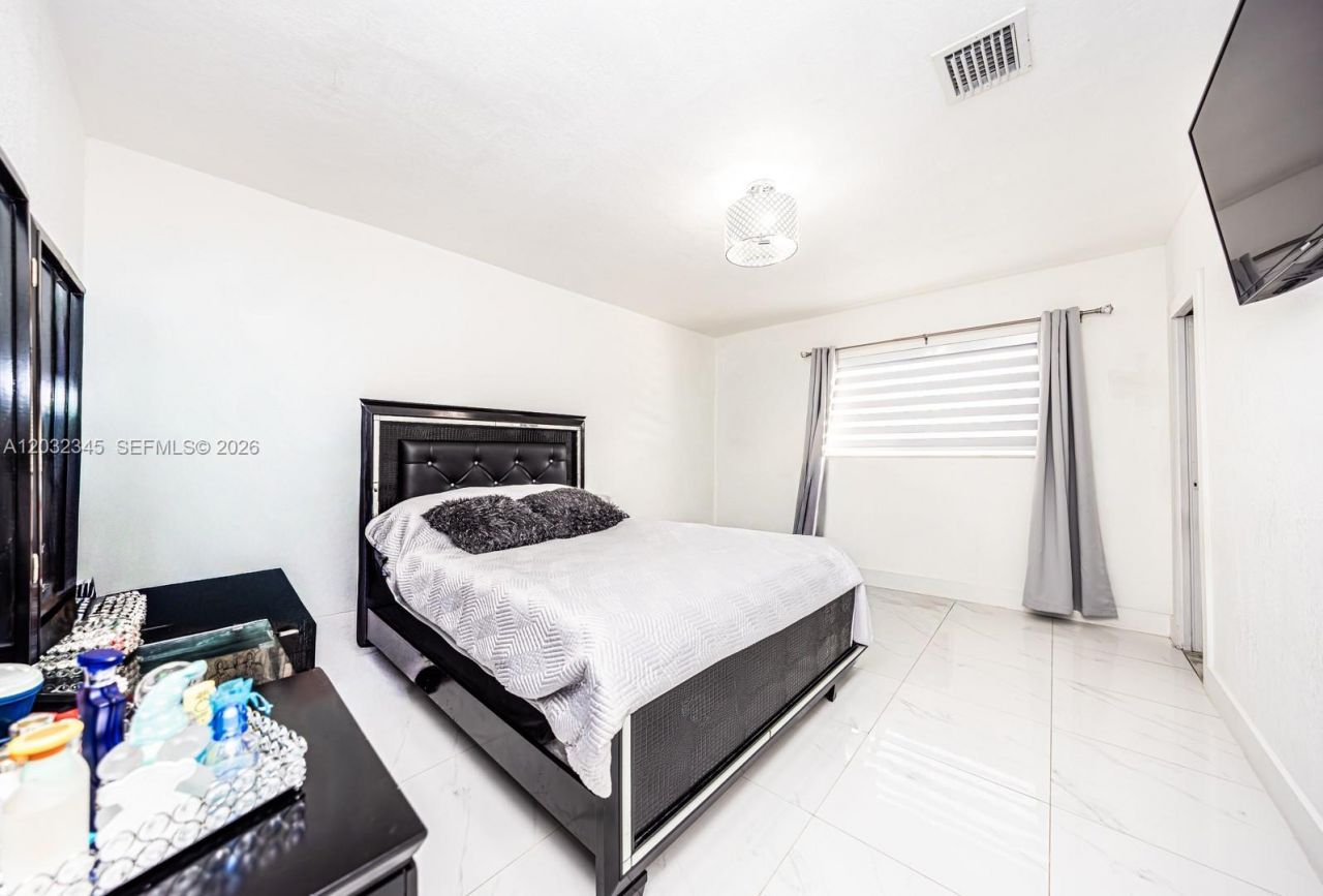 9365 SW 44th St , Miami, FL 33165 Photo