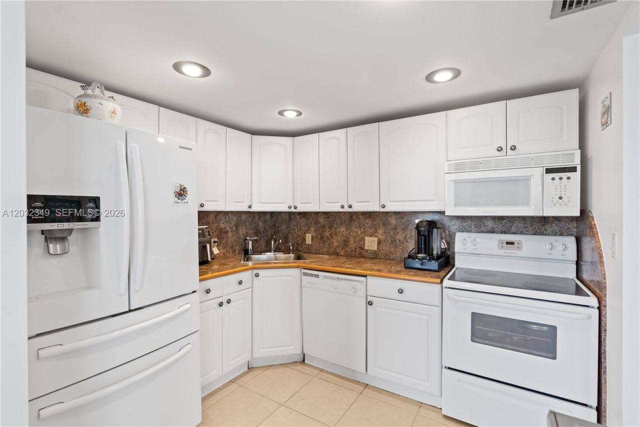 3675 N Country Club Dr, Unit 2201, Aventura, FL 33180 Photo