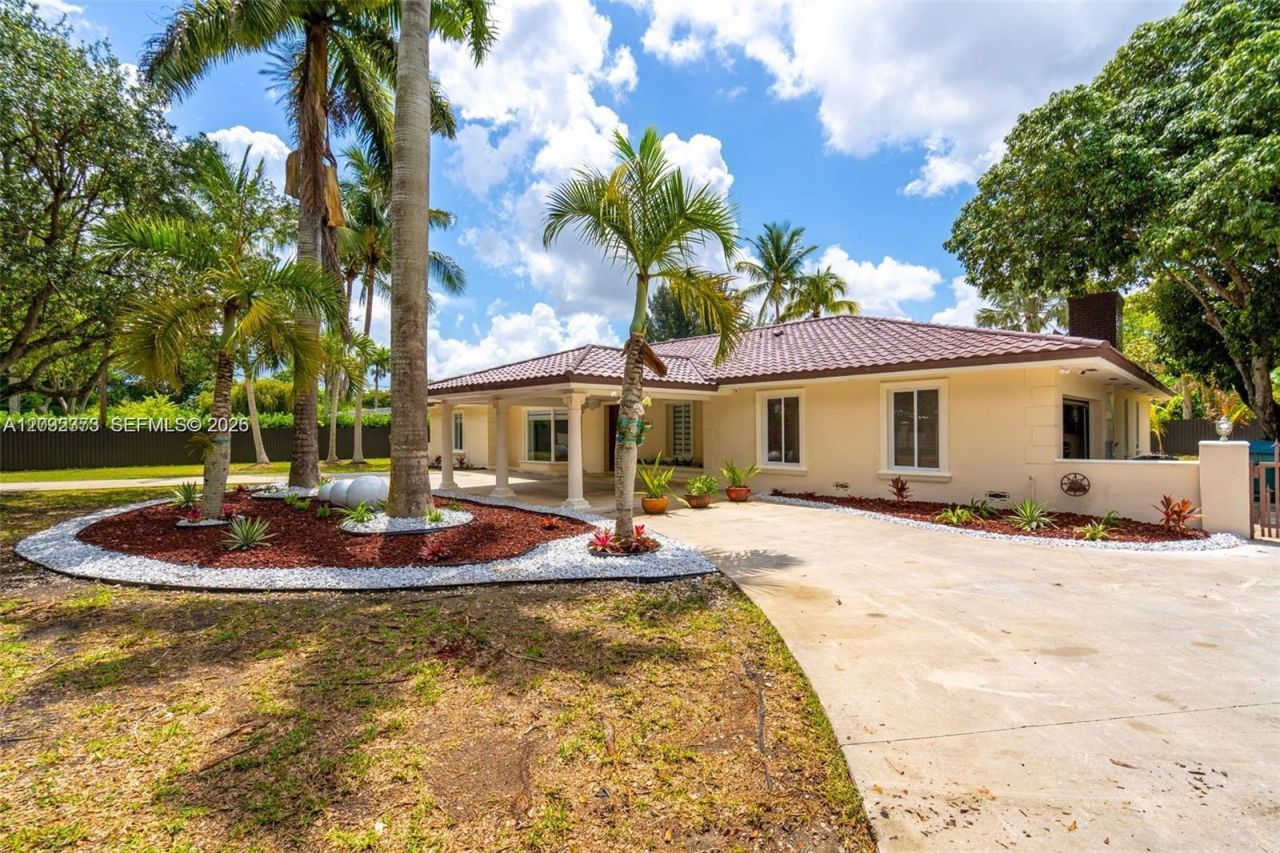 18370 SW 212th St , Miami, FL 33187 Photo