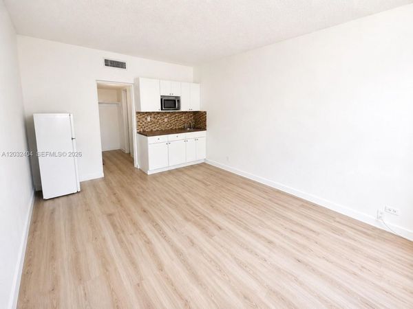 26 Diplomat Pkwy , Unit 2325, Hallandale Beach, FL 33009
