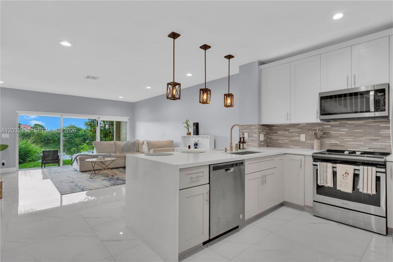 223 SW 120th Ave, Pembroke Pines, FL 33025 Main Photo