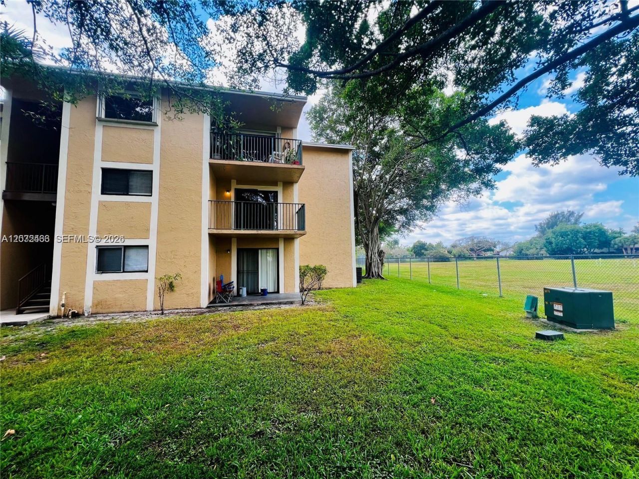 350 W Palm Cir W , Unit 203, Pembroke Pines, FL 33025 Photo