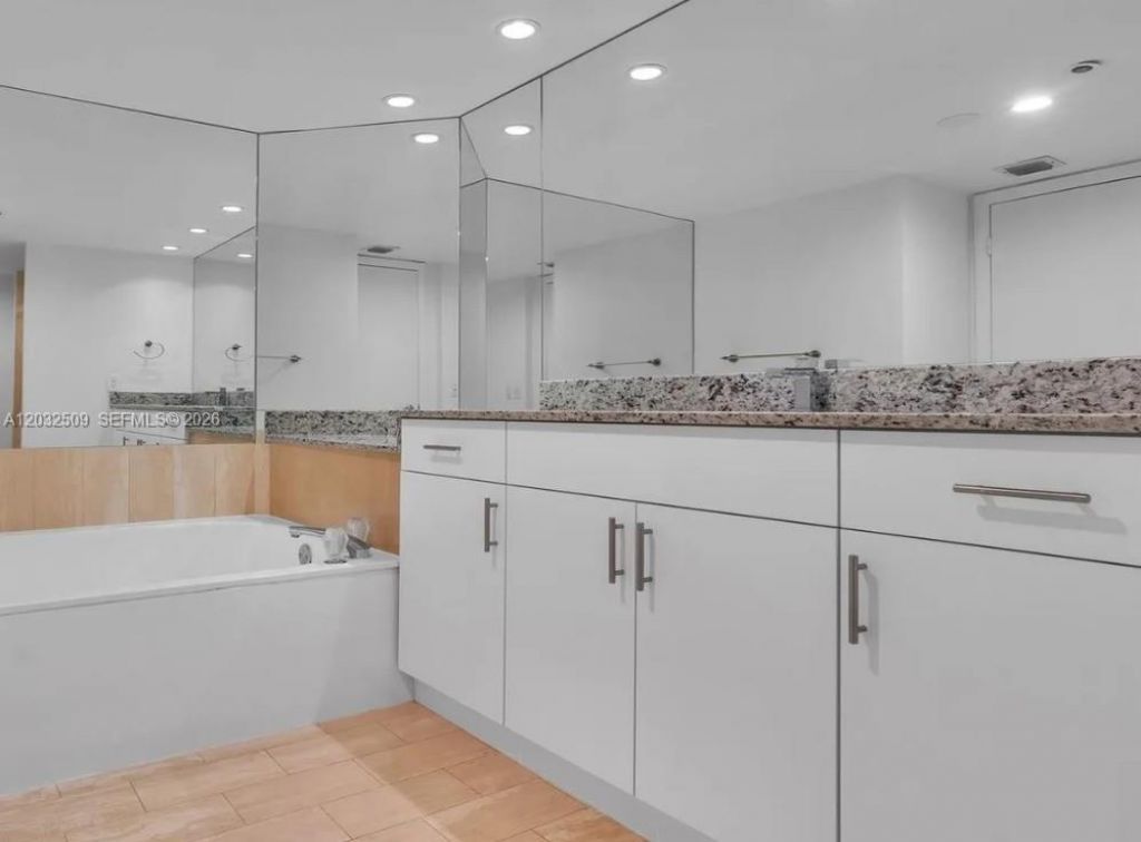 1717 N Bayshore Dr , Unit A-1533, Miami, FL 33132 Photo