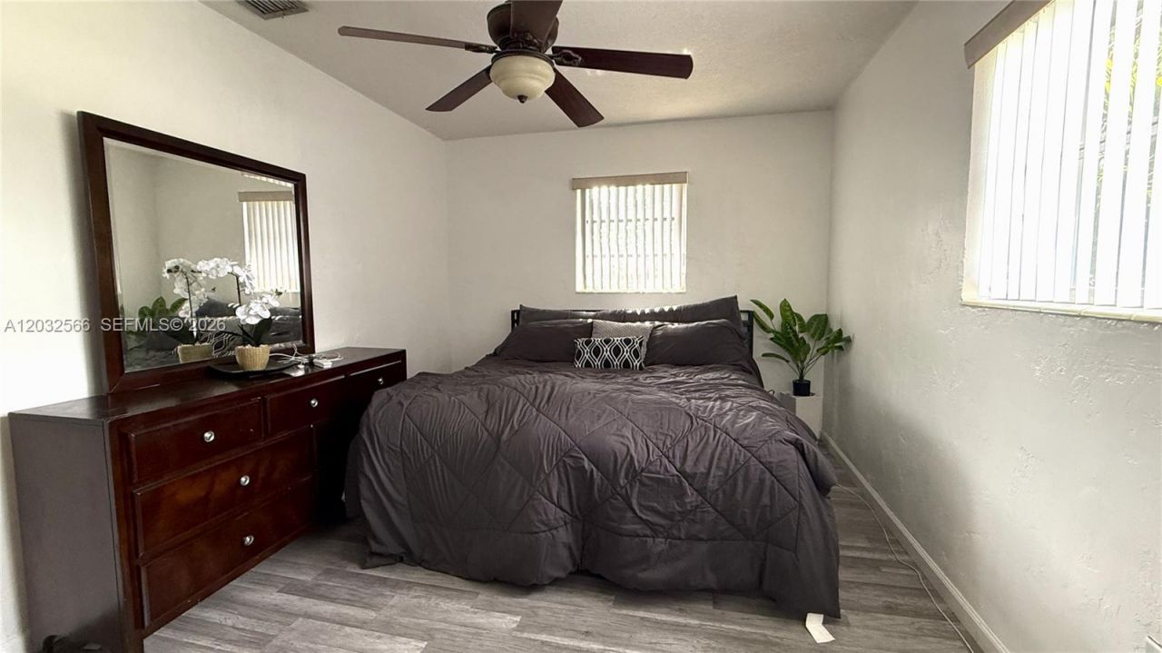 1245 NE 203rd St, Miami, FL 33179 Photo