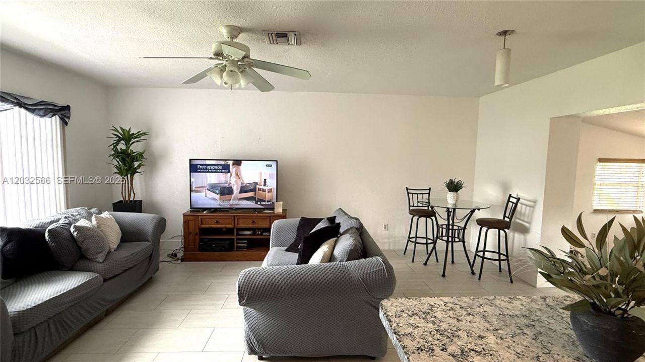 1245 NE 203rd St, Miami, FL 33179 Photo