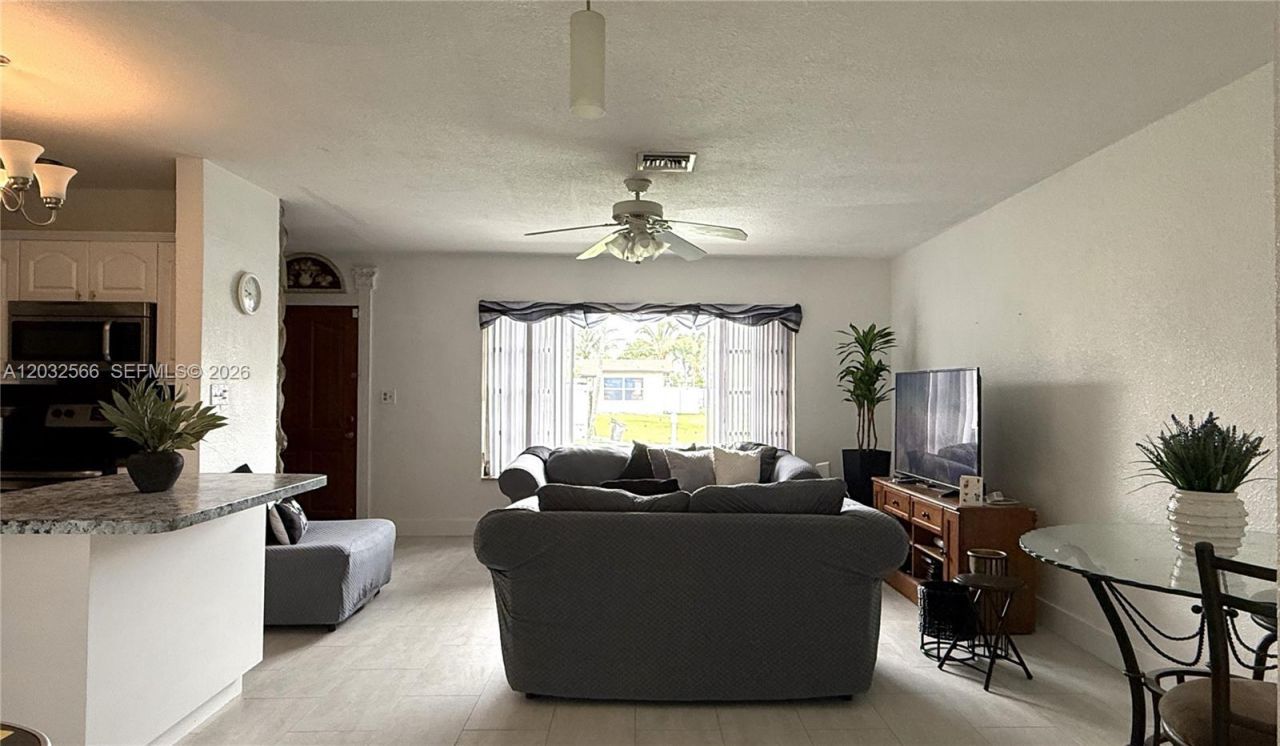 1245 NE 203rd St, Miami, FL 33179 Photo