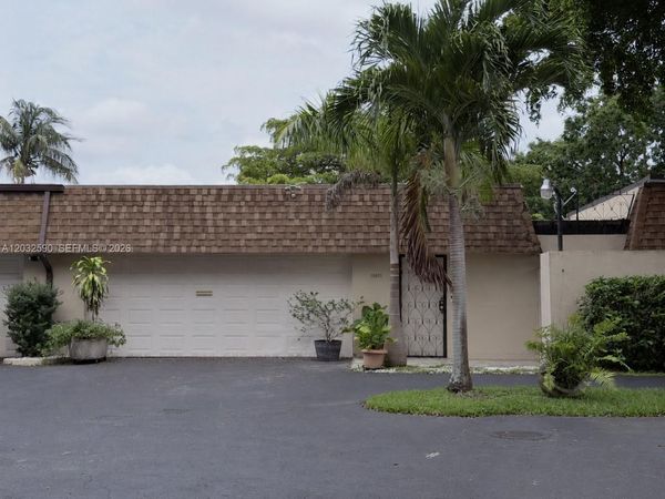 18801 Oakland Hills Dr , Hialeah, FL 33015