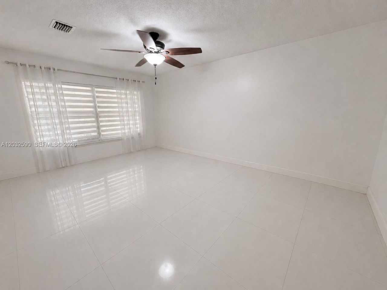 18801 Oakland Hills Dr , Hialeah, FL 33015 Photo