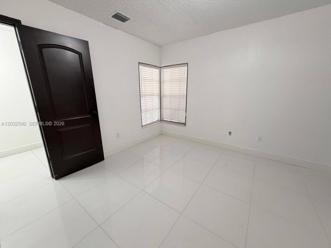 18801 Oakland Hills Dr , Hialeah, FL 33015 Photo