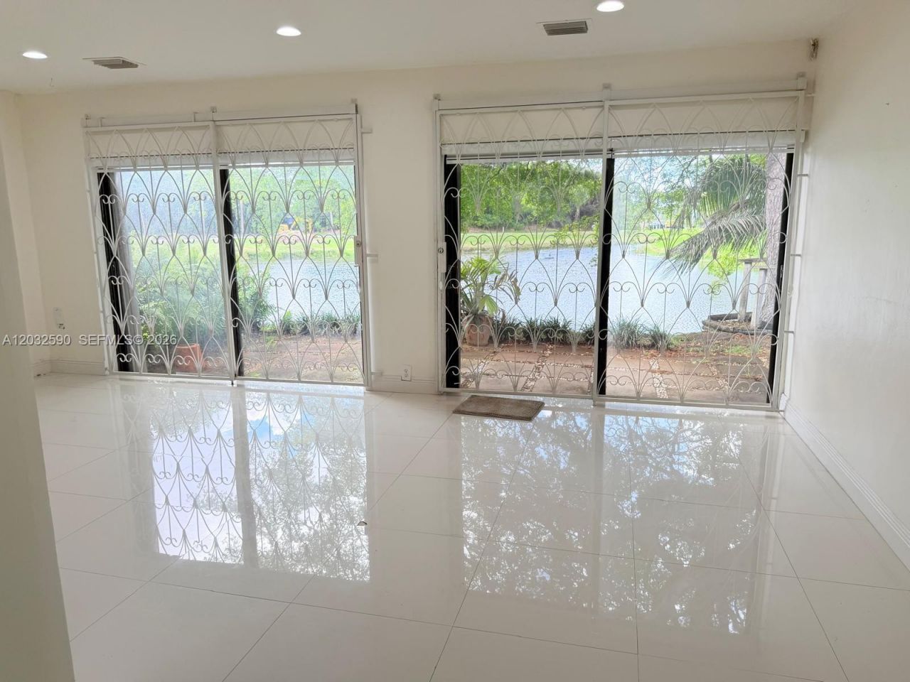 18801 Oakland Hills Dr , Hialeah, FL 33015 Photo