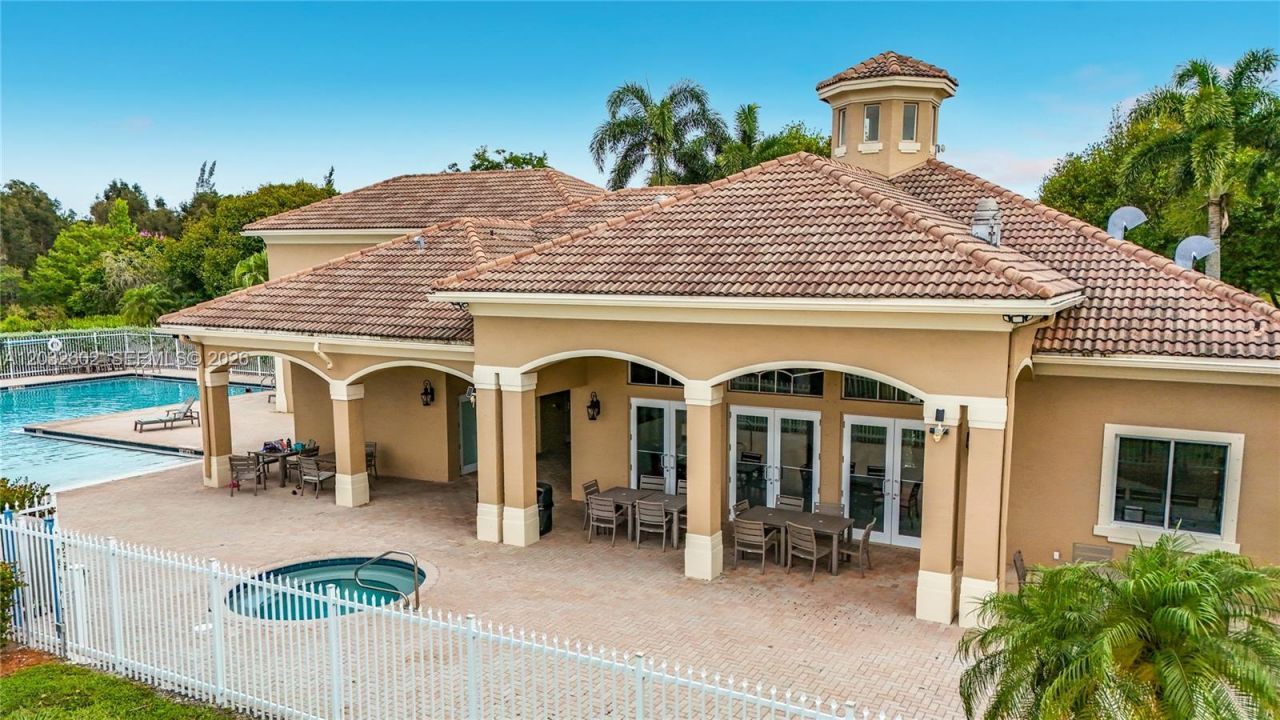 19302 SW 68th St , Pembroke Pines, FL 33332 Photo