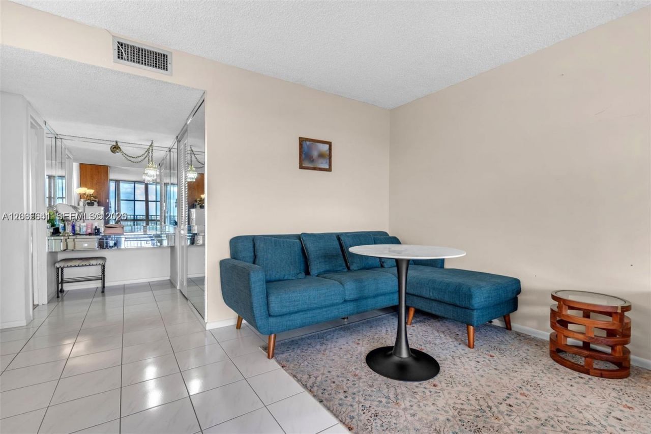 1000 Parkview Dr , Unit 715, Hallandale Beach, FL 33009 Photo