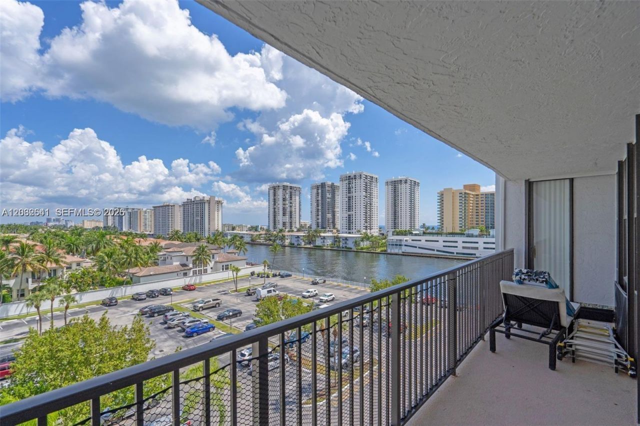1000 Parkview Dr , Unit 715, Hallandale Beach, FL 33009 Photo